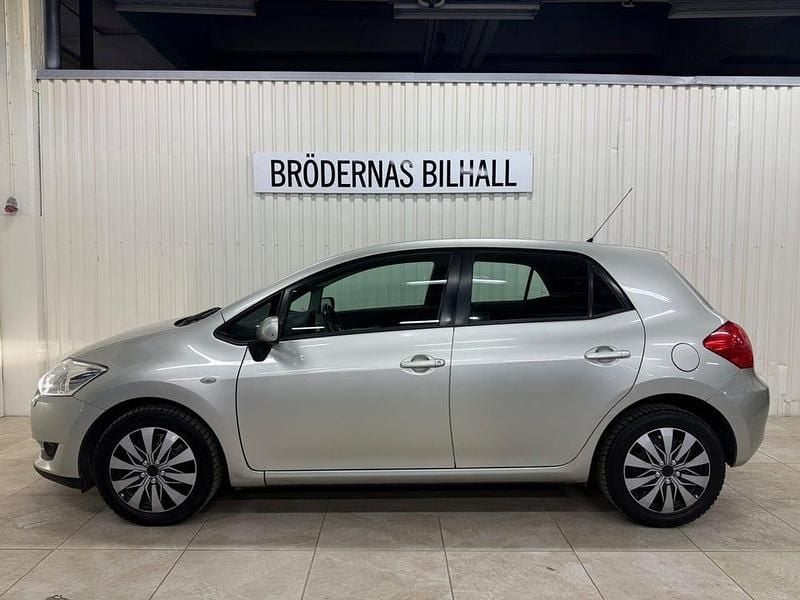 Begagnad Toyota Auris 124 HK (91 kW) 2007 Silver Halvkombi