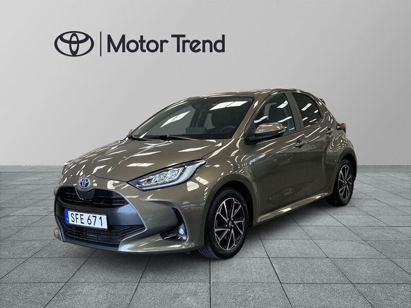 Grön Begagnad 2022 Toyota Yaris Hybrid Active Halvkombi | 199 900 kr (Marknadspris) - Bild 1/3
