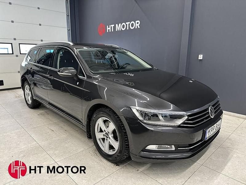 Grå Begagnad 2017 VW Passat Executive Kombi | 159 900 kr (Marknadspris) - Bild 1/3