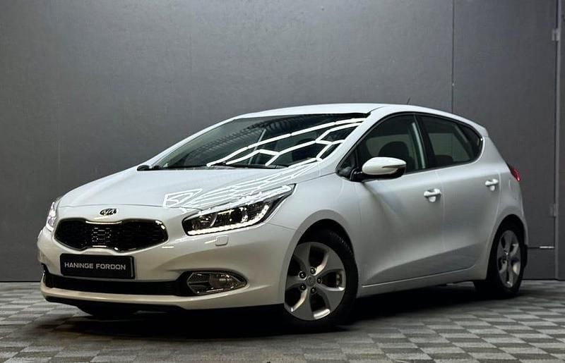 Begagnad Kia Ceed Comfort 135 HK (99 kW) 2013 Vit Halvkombi