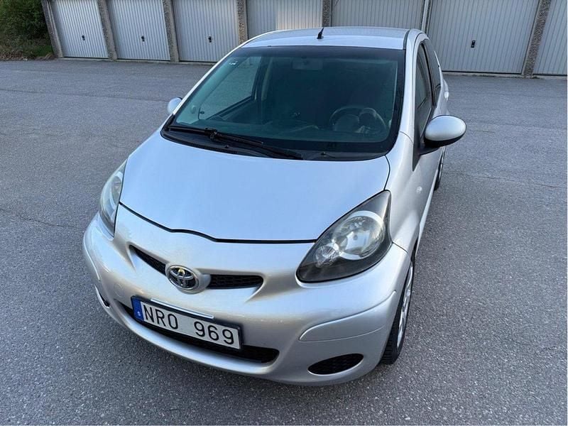 Silver Begagnad 2009 Toyota Aygo Halvkombi | 24 500 kr (Dyr) - Bild 1/4