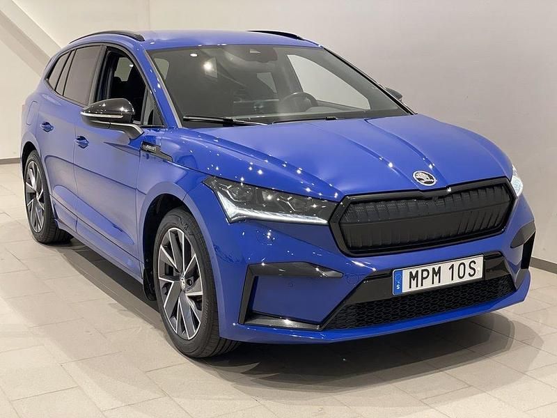 Blå (energy blue) Begagnad 2022 Skoda Enyaq iV SportLine SUV | 344 900 kr (Marknadspris) - Bild 1/3