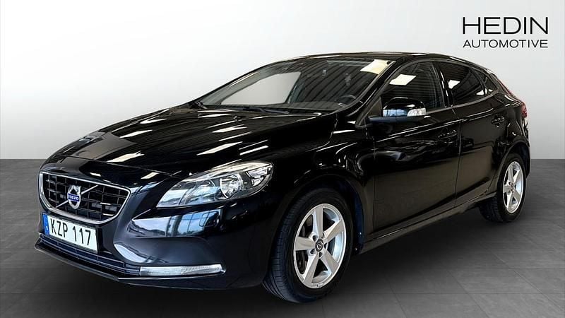 Svart (black) Begagnad 2015 Volvo V40 Kombi | 139 900 kr (Marknadspris) - Bild 1/4