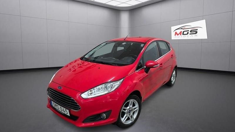 Röd Begagnad 2015 Ford Fiesta Titanium Halvkombi | 59 900 kr (Marknadspris) - Bild 1/4