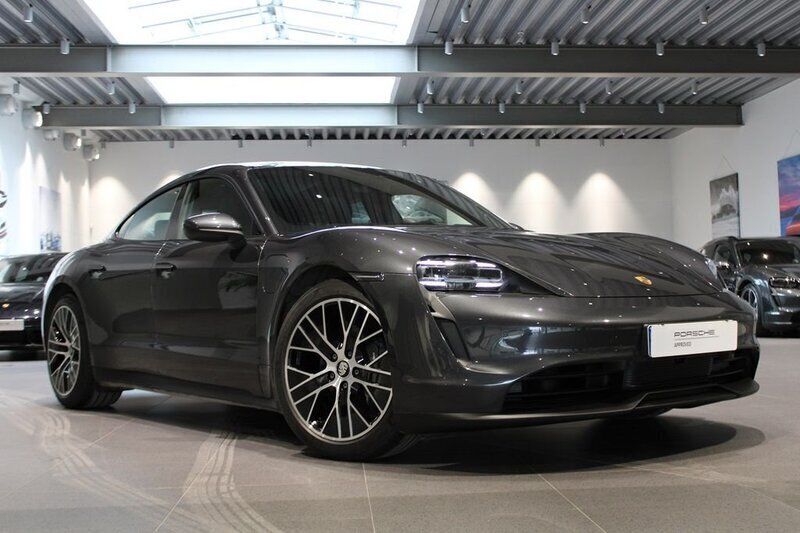 Mörkgrå (volcano grey metallic) Begagnad 2021 Porsche Taycan Sedan | 775 000 kr (Dyr) - Bild 1/4