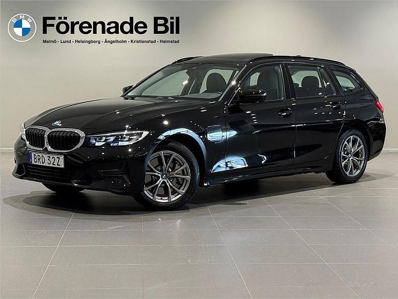 Svart Begagnad 2021 BMW 330e Sport Line Kombi | 309 000 kr (Superpris) - Bild 1/4