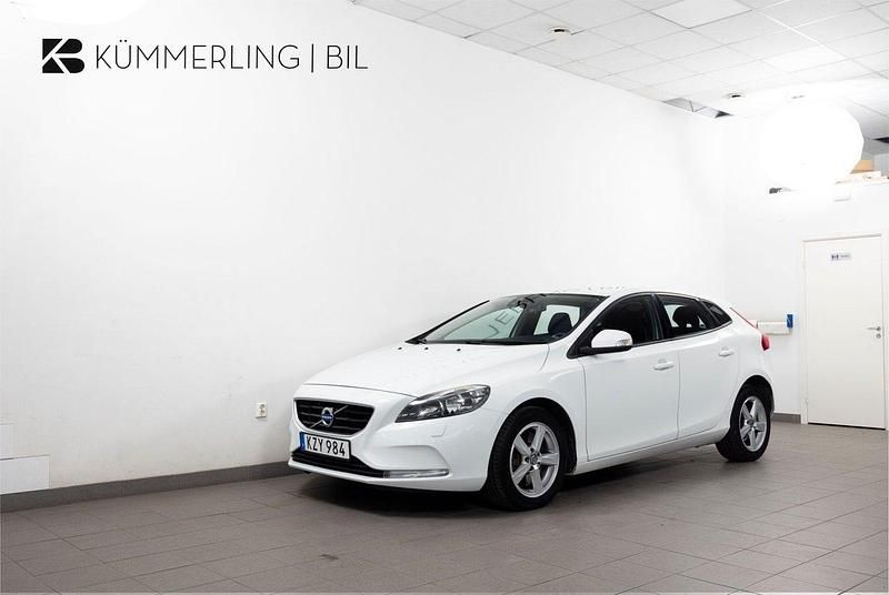 Vit Begagnad 2015 Volvo V40 Kinetic Kombi | 134 900 kr (Marknadspris) - Bild 1/4