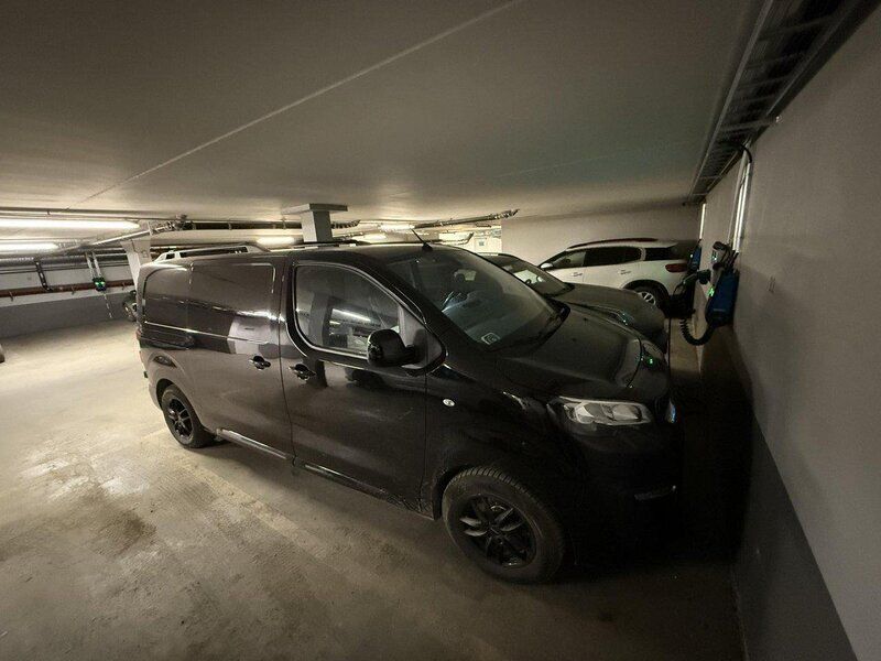 Svart Begagnad 2021 Peugeot e-Expert Van | 250 000 kr (Dyr) - Bild 1/4