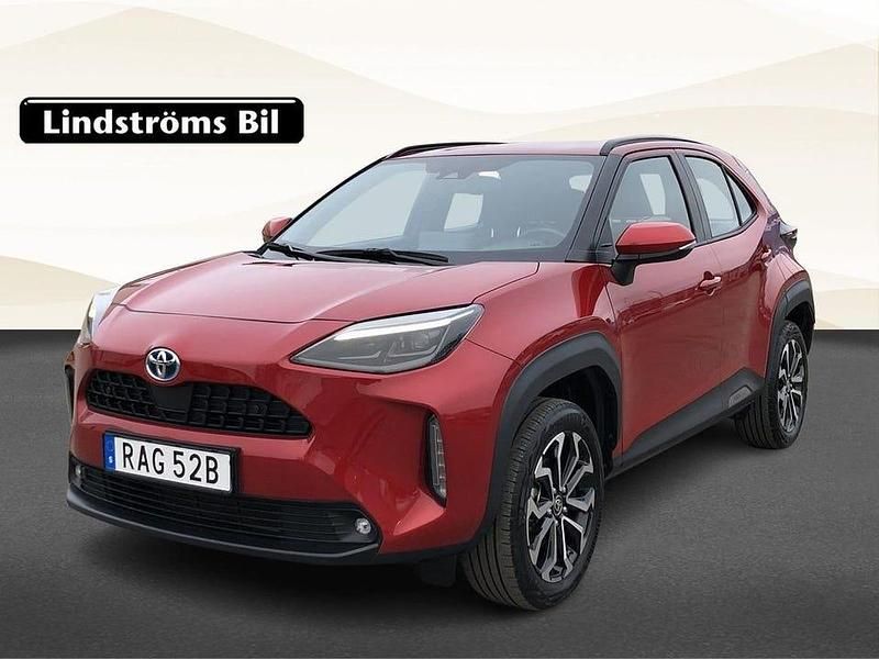 Röd Begagnad 2023 Toyota Yaris Hybrid Active SUV | 279 000 kr (Marknadspris) - Bild 1/3