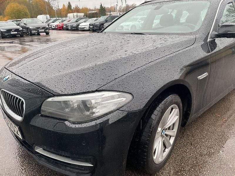 Svart (svart metallic) Begagnad 2015 BMW 520 Kombi | 149 000 kr (Marknadspris) - Bild 1/2