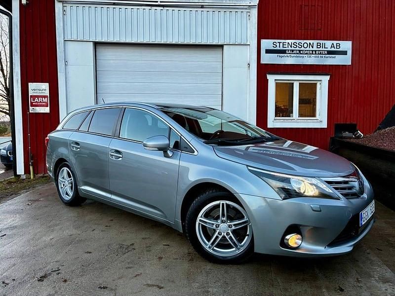 Ljusgrå Begagnad 2013 Toyota Avensis Executive Kombi | 99 500 kr (Marknadspris) - Bild 1/4