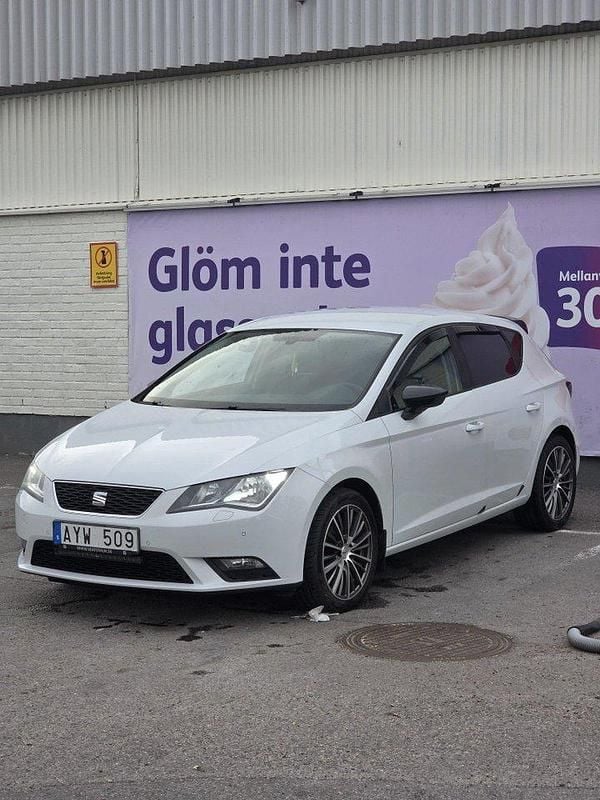 Vit Begagnad 2014 Seat Leon Halvkombi | 74 198 kr (Marknadspris) - Bild 1/4
