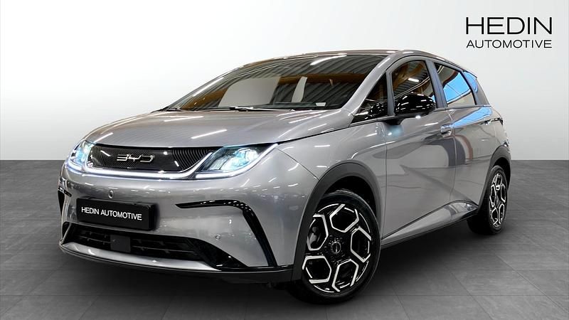 Grå (grey) Begagnad 2023 BYD Dolphin Comfort Halvkombi | 258 700 kr (Marknadspris) - Bild 1/4