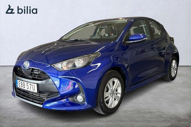 Mörkblå Begagnad 2022 Toyota Yaris Hybrid Active Halvkombi | 214 900 kr (Marknadspris) - Bild 1/3