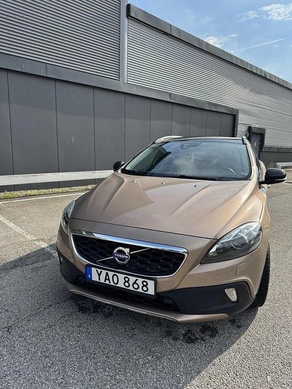 Brun Begagnad 2016 Volvo V40 CC Momentum Kombi | 169 000 kr (Marknadspris) - Bild 1/4