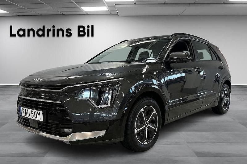 Grå Begagnad 2023 Kia Niro Advance SUV | 329 300 kr (Superpris) - Bild 1/4