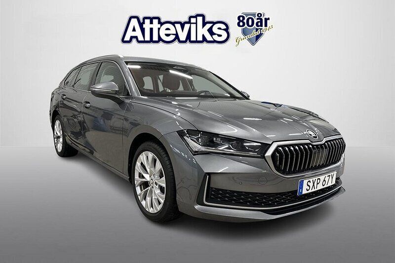 Grå Begagnad 2024 Skoda Superb Selection Kombi | 389 800 kr (Lite dyr) - Bild 1/4