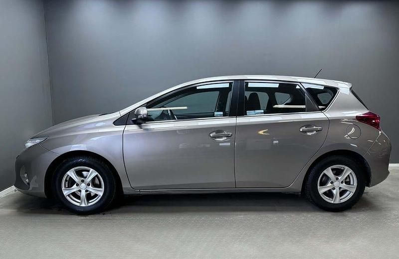 Begagnad Toyota Auris Active 132 HK (97 kW) 2013 Brun