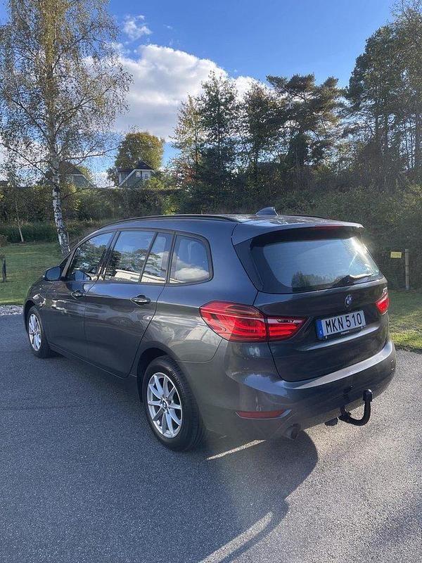 Grå Begagnad 2016 BMW 218 Gran Tourer Advantage Minibuss | 99 000 kr (Marknadspris) - Bild 1/4
