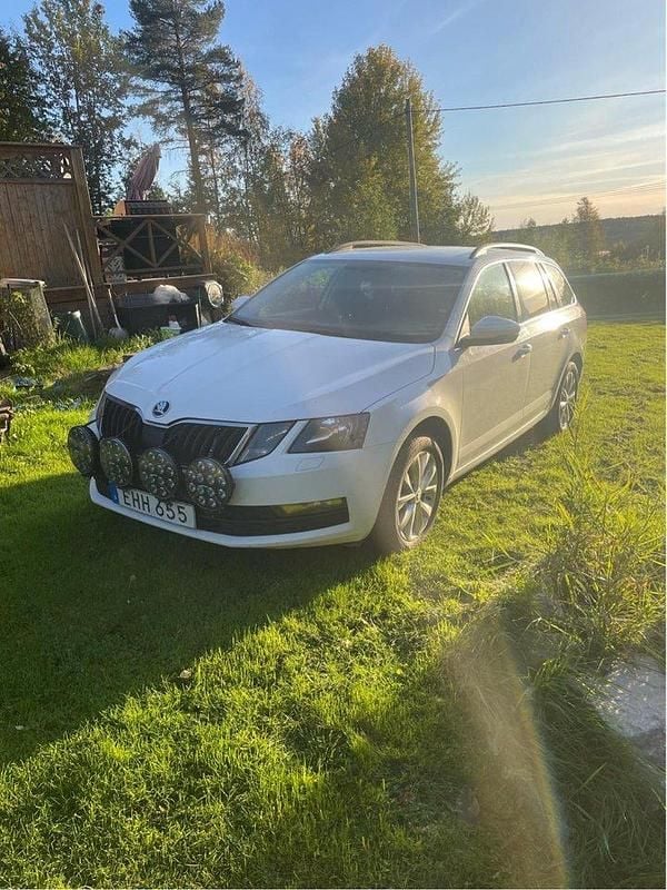 Vit Begagnad 2018 Skoda Octavia Ambition Kombi | 95 000 kr (Bra pris) - Bild 1/4