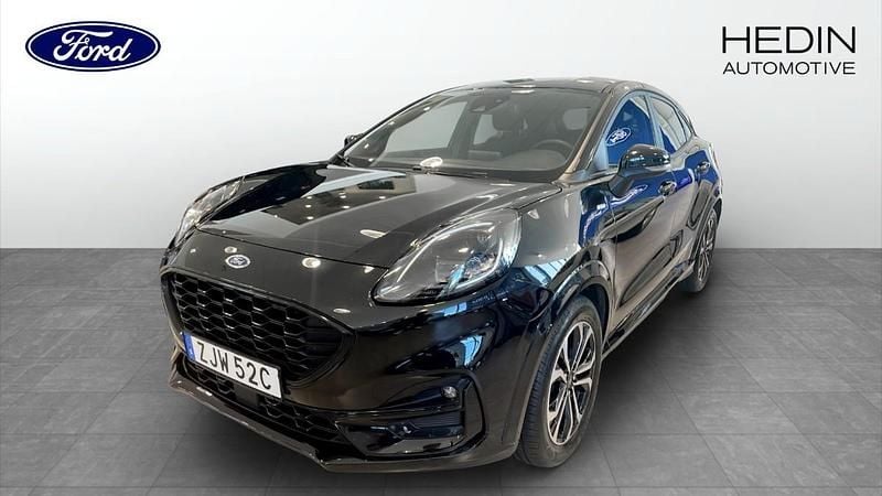 Svart (black) Begagnad 2022 Ford Puma ST-Line SUV | 214 900 kr (Marknadspris) - Bild 1/4