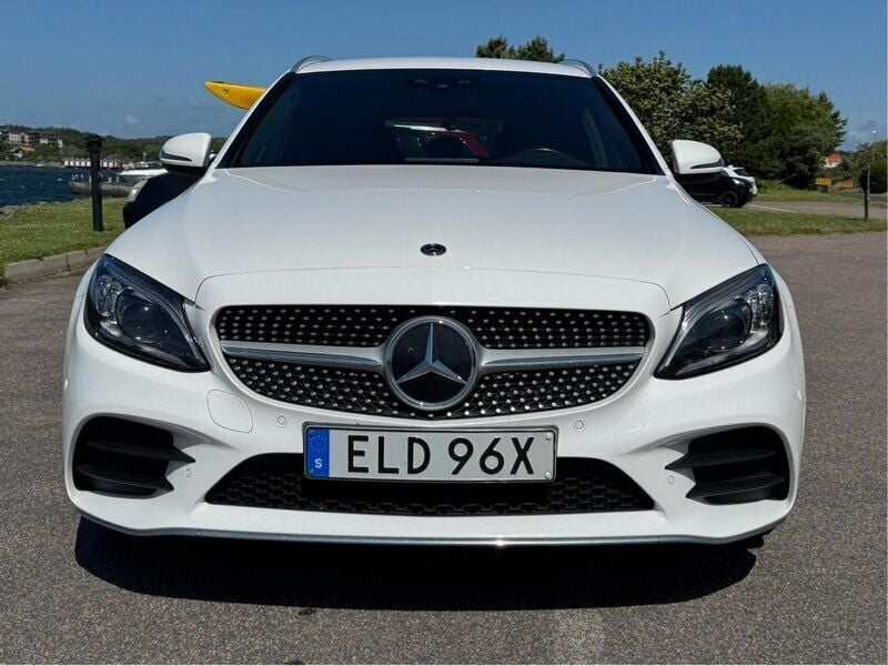 Vit Begagnad 2021 Mercedes C300e AMG line Kombi | 309 000 kr (Bra pris) - Bild 1/4