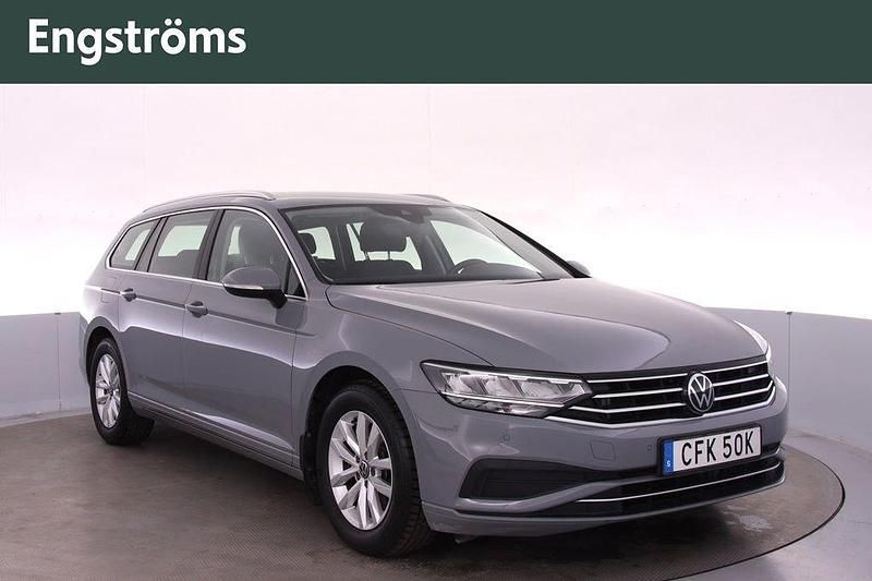 Grå (moonstone grey) Begagnad 2023 VW Passat Kombi | 309 000 kr (Marknadspris) - Bild 1/4