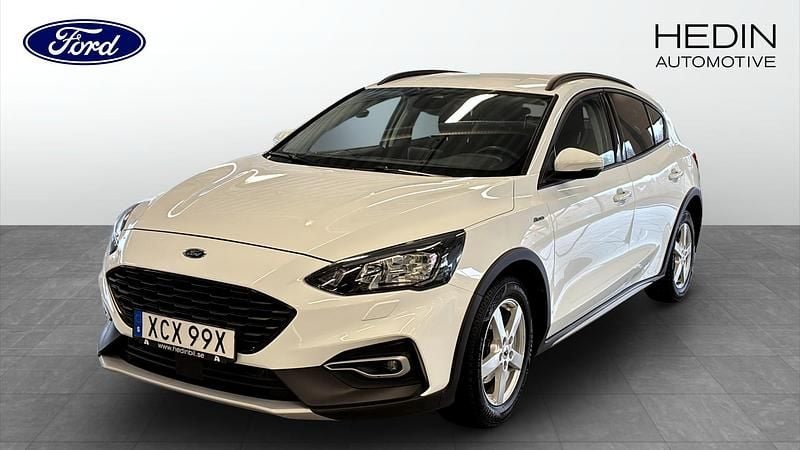 Frozen white Begagnad 2021 Ford Focus Active Halvkombi | 174 900 kr (Marknadspris) - Bild 1/4