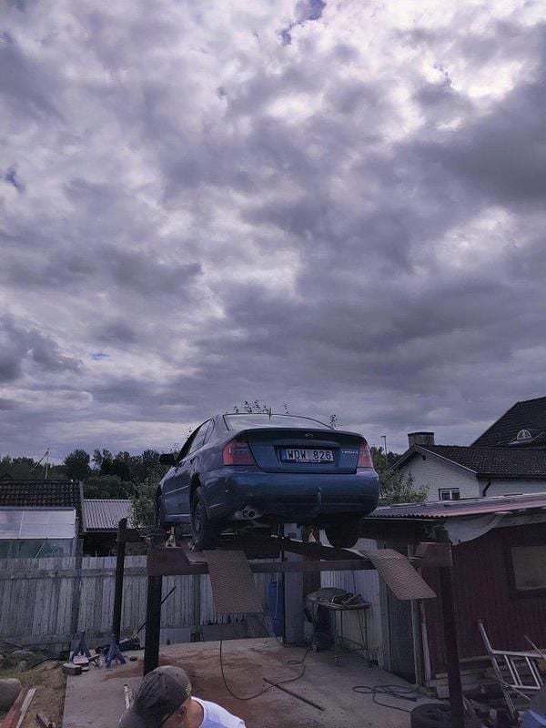 Blå Begagnad 2005 Subaru Legacy Sedan | 5 000 kr (Superpris) - Bild 1/4