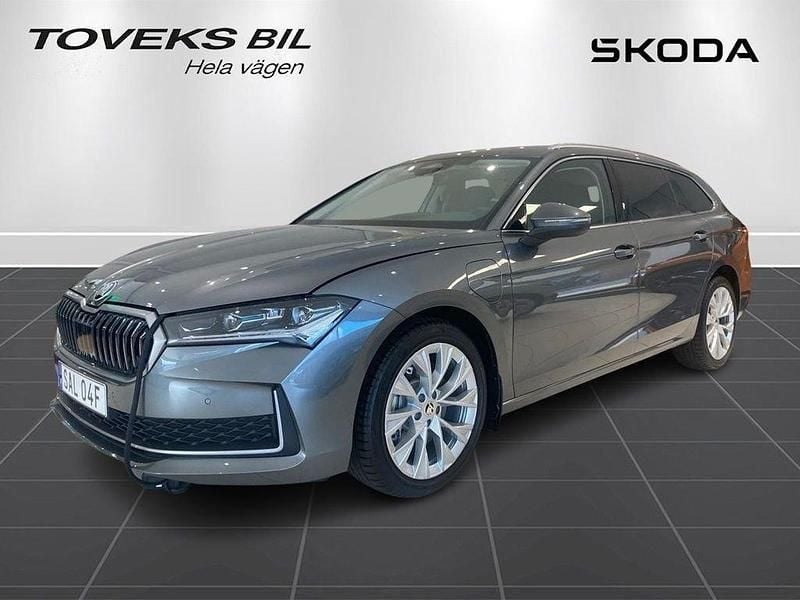 Grå (graphite grey metallic) Ny 2025 Skoda Superb Kombi | 479 900 kr (Dyr) - Bild 1/4