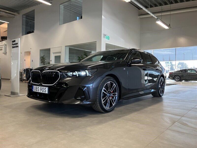 Grå/silver Ny 2024 BMW i5 Efficient Dynamics Sedan | 942 700 kr (Marknadspris) - Bild 1/4