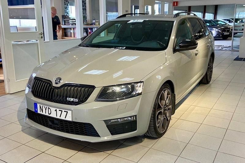Mörkgrå Begagnad 2016 Skoda Octavia RS Kombi | 169 800 kr (Marknadspris) - Bild 1/4