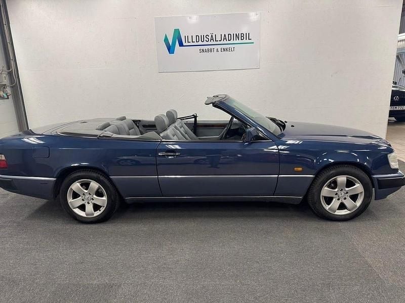 Begagnad Mercedes E300 220 HK (161 kW) 1993 Blå Cab