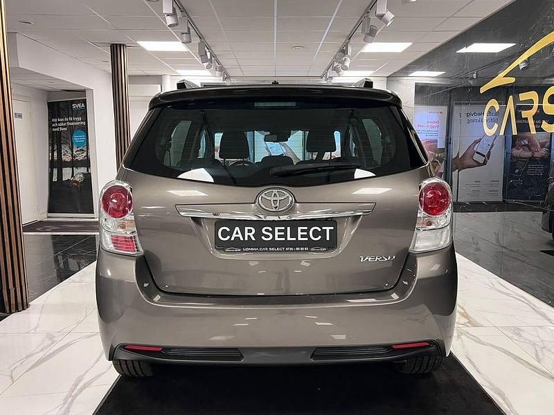 Begagnad Toyota Verso Active 112 HK (82 kW) 2017 Mörkgrå (grå) Minibuss