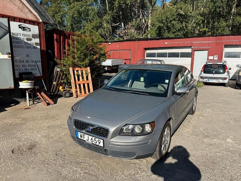 Grå Begagnad 2004 Volvo S40 Sedan | 49 900 kr (Marknadspris) - Bild 1/4