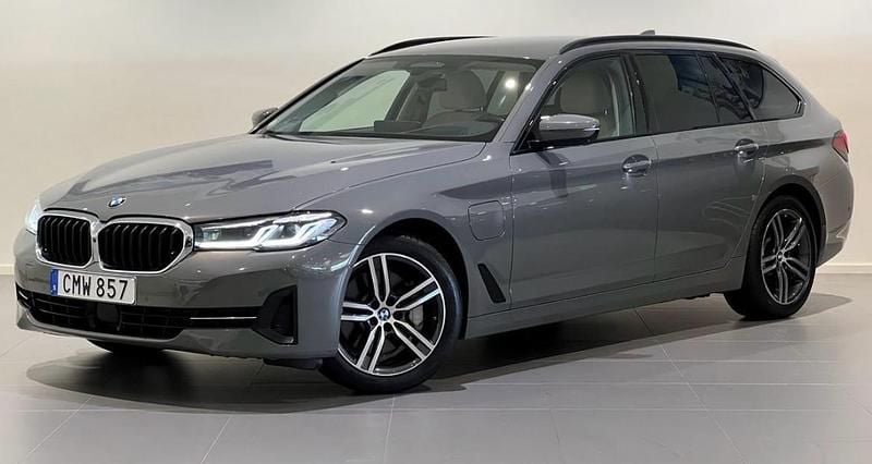 Grå Begagnad 2021 BMW 530e iPerformance Kombi | 329 000 kr (Marknadspris) - Bild 1/3
