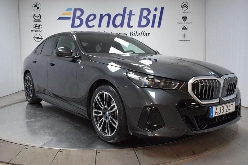 Grå Begagnad 2025 BMW 530e Efficient Dynamics Sedan | 649 500 kr (Bra pris) - Bild 1/3