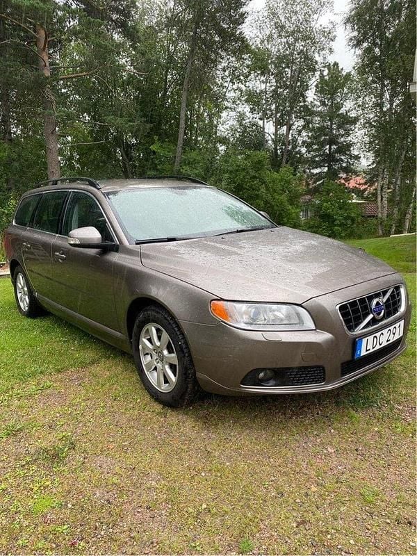 Grå Begagnad 2011 Volvo V70 Momentum Kombi | 62 000 kr (Superpris) - Bild 1/4