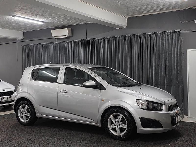 Grå Begagnad 2012 Chevrolet Aveo Halvkombi | 29 900 kr (Marknadspris) - Bild 1/4