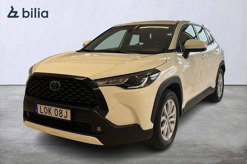 Vit Begagnad 2023 Toyota Corolla Cross Active SUV | 349 900 kr (Marknadspris) - Bild 1/4