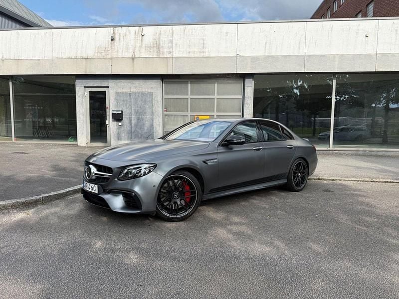 Grå Begagnad 2018 Mercedes E63S AMG AMG Sedan | 797 000 kr (Marknadspris) - Bild 1/4