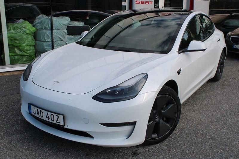 Vit Begagnad 2023 Tesla Model 3 Long Range AWD Sedan | 299 900 kr (Marknadspris) - Bild 1/4