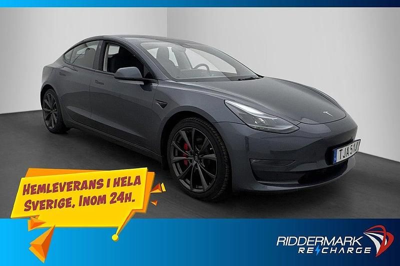 Grå Begagnad 2022 Tesla Model 3 Performance Sedan | 379 900 kr (Marknadspris) - Bild 1/3