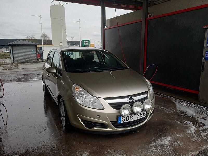Grå Begagnad 2009 Opel Corsa Halvkombi | 24 000 kr (Marknadspris) - Bild 1/4