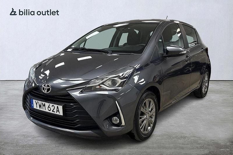 Grå Begagnad 2019 Toyota Yaris Active Halvkombi | 149 800 kr (Marknadspris) - Bild 1/3