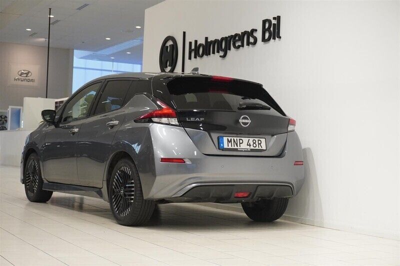 Begagnad Nissan Leaf Acenta 110 kW (150 HK) 2023 Grå (dark metal grey) Halvkombi