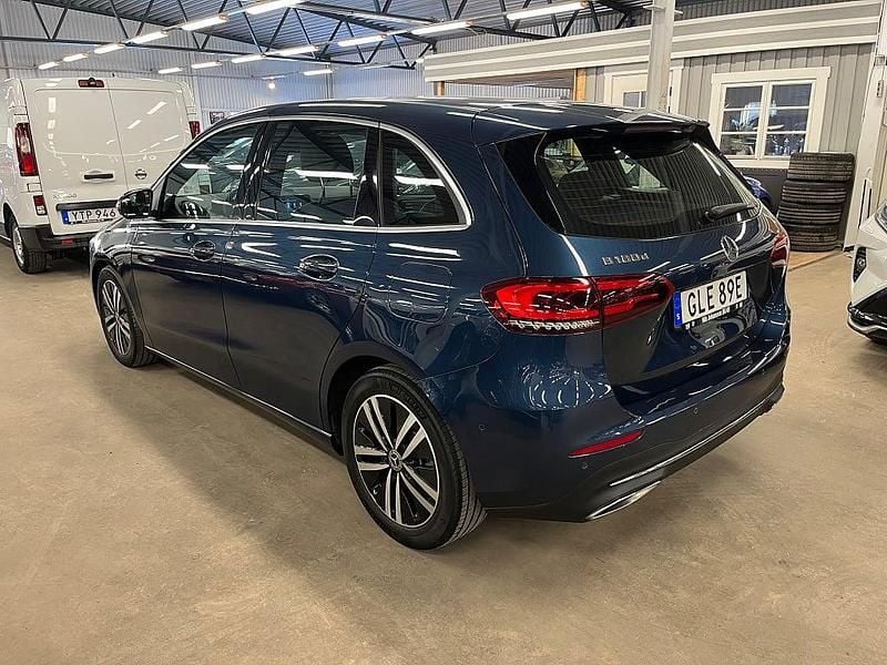 Begagnad Mercedes B180 116 HK (85 kW) 2022 Blå Minibuss