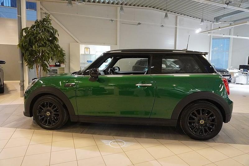 Begagnad Mini Cooper Essential 22 kW (30 HK) 2022 Grön Halvkombi