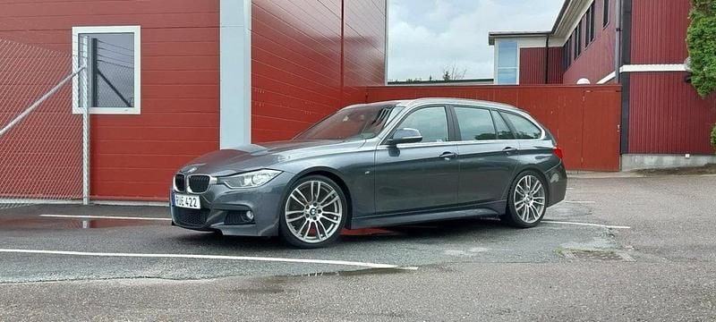 Grå Begagnad 2015 BMW 320 M Sport Kombi | 149 000 kr (Dyr) - Bild 1/4