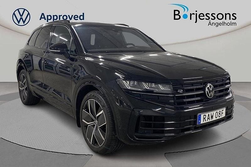 Svart Begagnad 2023 VW Touareg R SUV | 739 000 kr (Marknadspris) - Bild 1/4